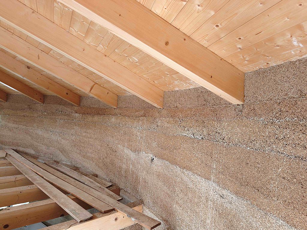 Kenderház kenderbeton térdfal és tető sík találkozása