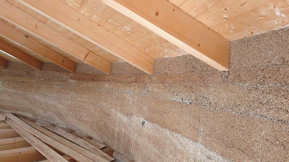 Kenderház kenderbeton térdfal és tető sík talélkozása Erdélyben